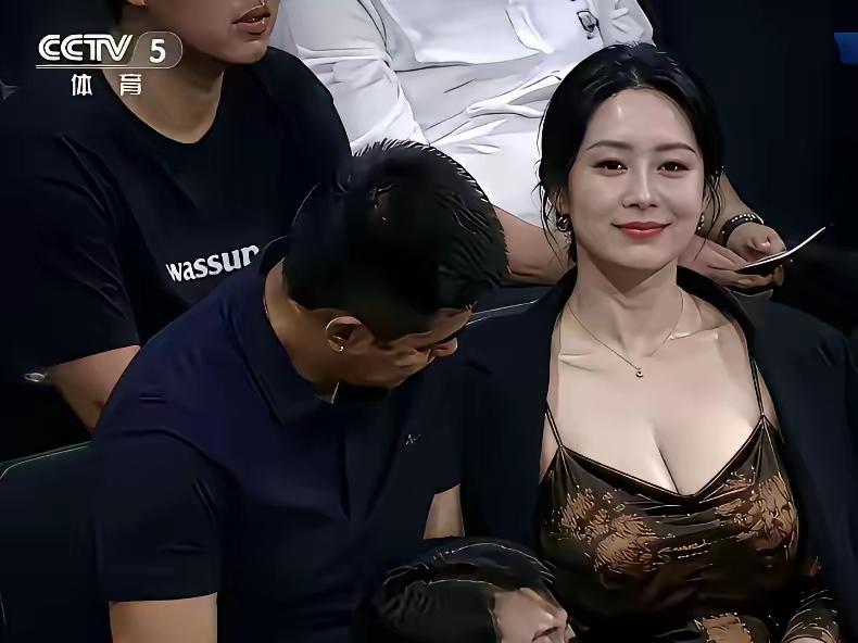 我明明看的是正经体育频道啊[捂脸]。
这两个大美女这打扮，谁还有心思看球呀。
这