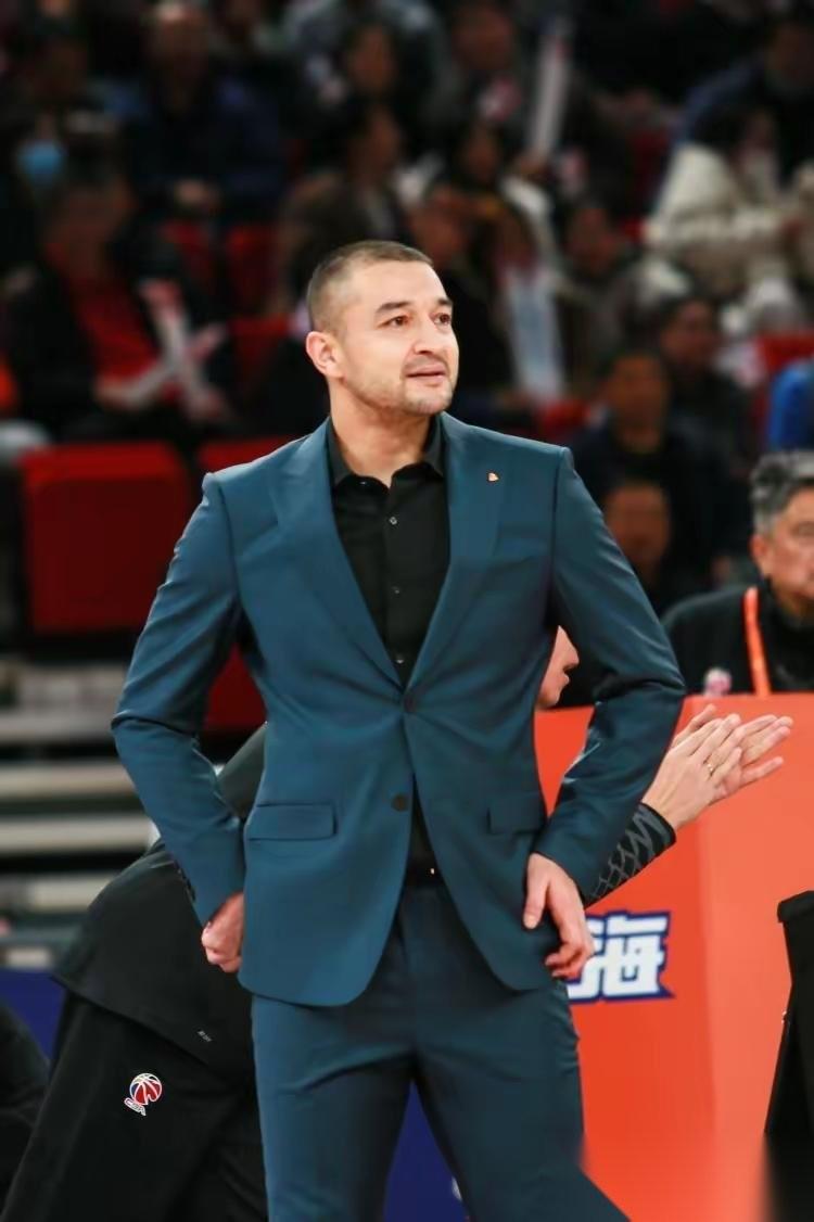 当西热力江在直播间说出“不要工资都可以”时，新疆球迷的期待瞬间被点燃。这位从喀什