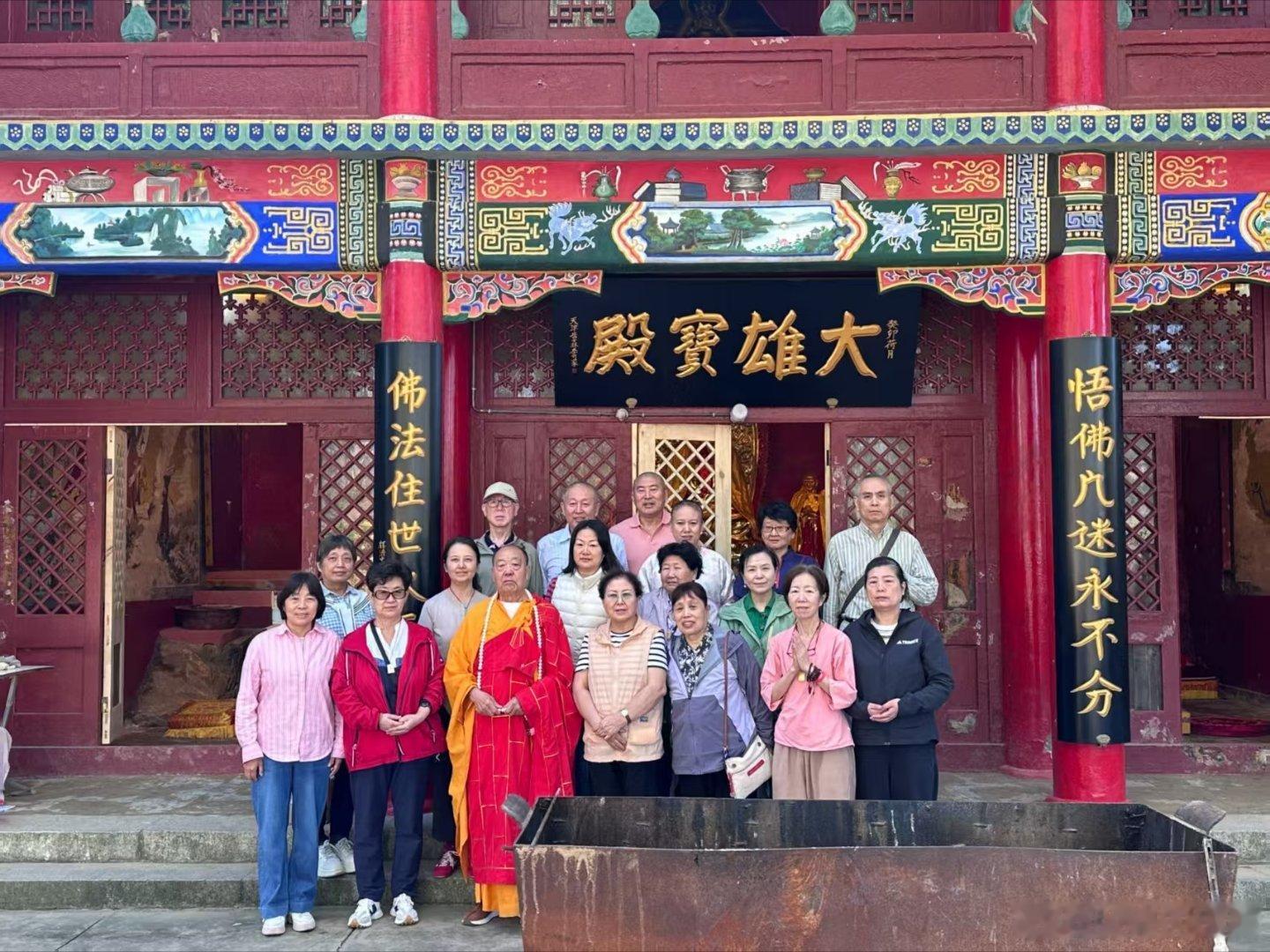 学佛的修养，是要对每个人保持平等心，看见任何人都能起欢喜心。用佛心看人，人人都是