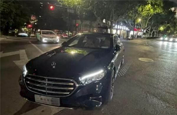 【奔驰提车4小时方向盘三次锁死，厂家拒退换车】据报道，此前，杭州任女士花费46万