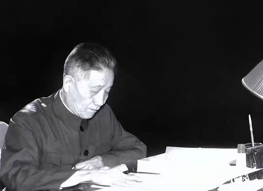 他身为兵团司令，在辽沈战役中，未坚决执行毛主席关于“迅速切断敌退路、合围歼灭”的