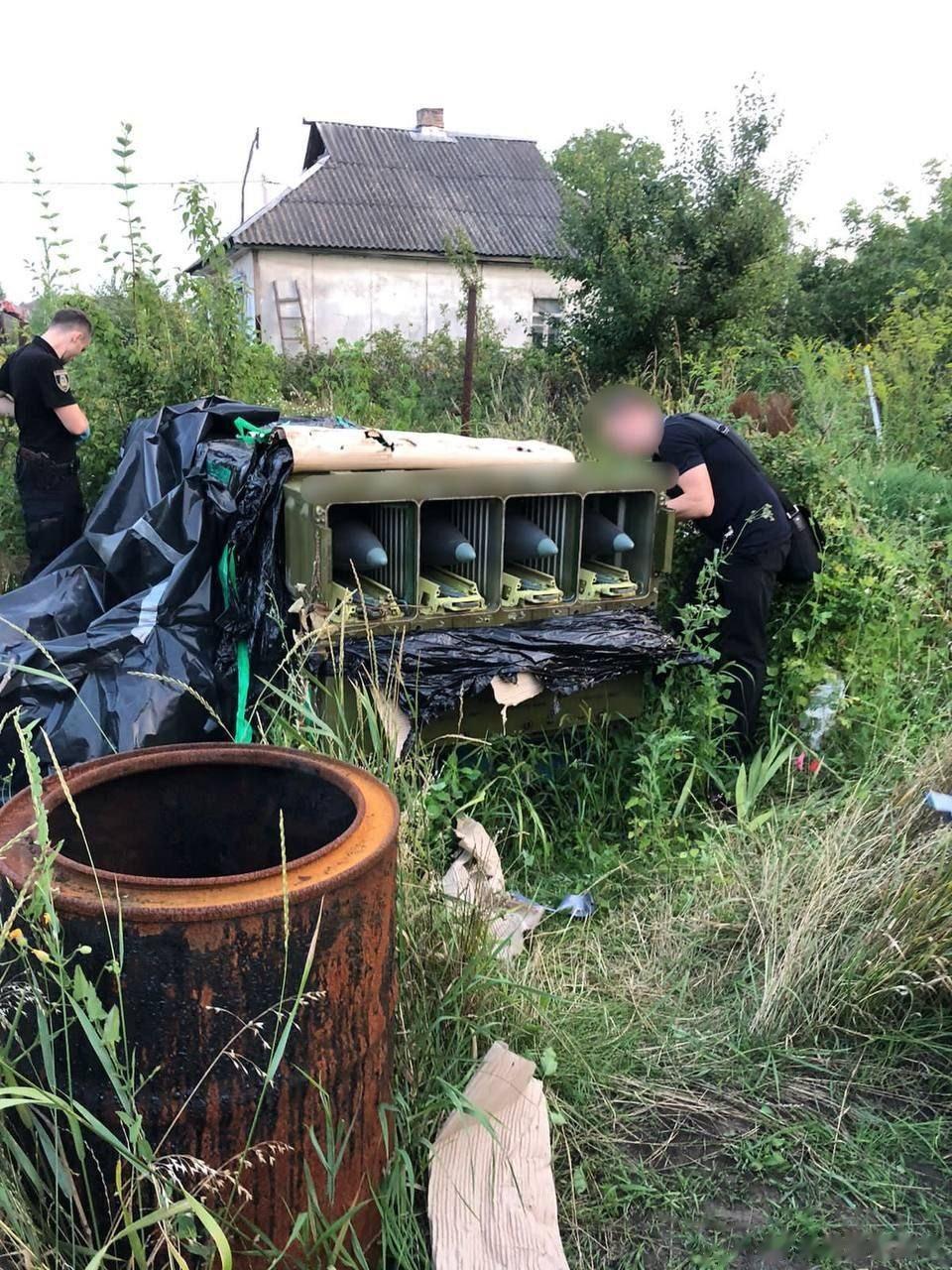 俄军去年突袭乌克兰首都基辅失败，仓促撤离时丢掉了一些武器弹药。下图是乌克兰警方从