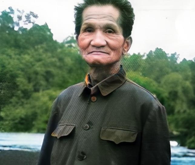1947年，沈醉视察白公馆时，看见犯人韩子栋正疯疯癫癫地跑着步，马上觉得不对劲，