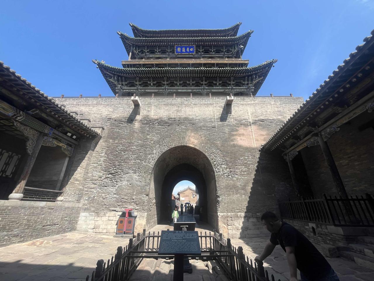 九月初，我再次游历山西省平遥古城。眼前重现保持完好的古城城门楼、城墙，以及站在城