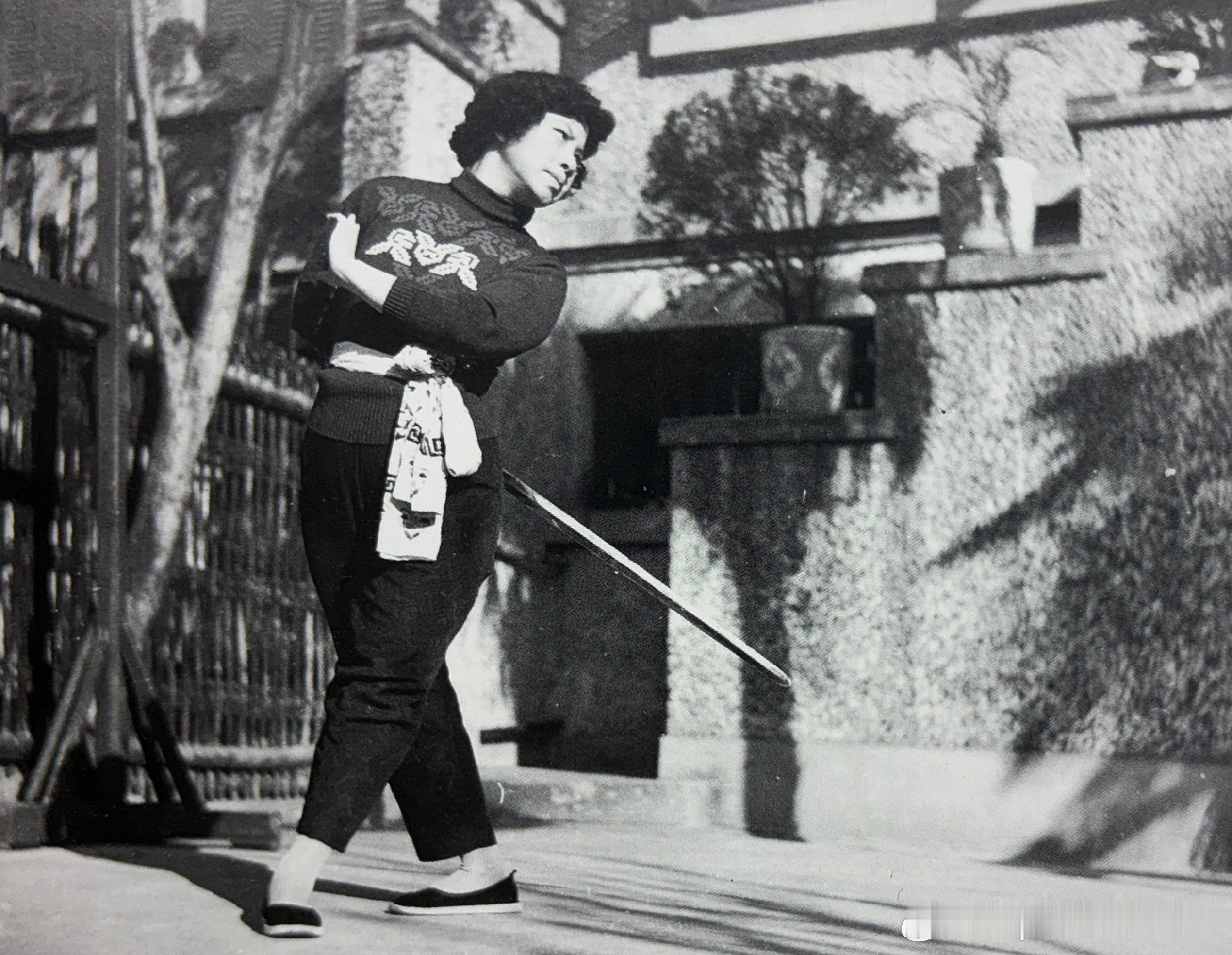 60年代徐玉兰在家练功历史影像 ​​​