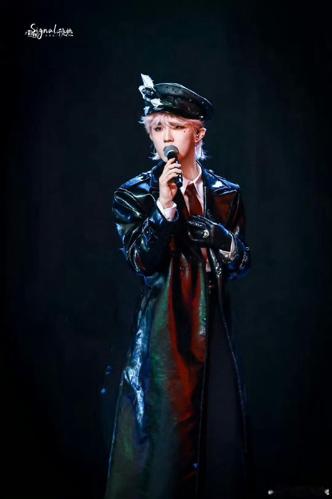 歌手 苏新皓全能唱作人苏新皓登临歌手舞台，原创词曲兼具质感，清亮声线驾驭多曲风，