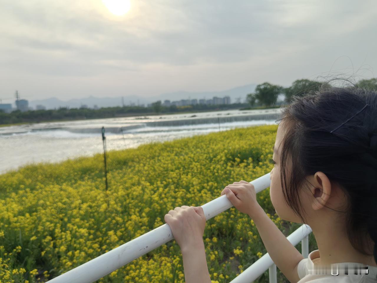 吾家有女初成长
 多多少少的带点亲妈滤镜，再过几个月就八岁了，侧脸看似乎还有点婴