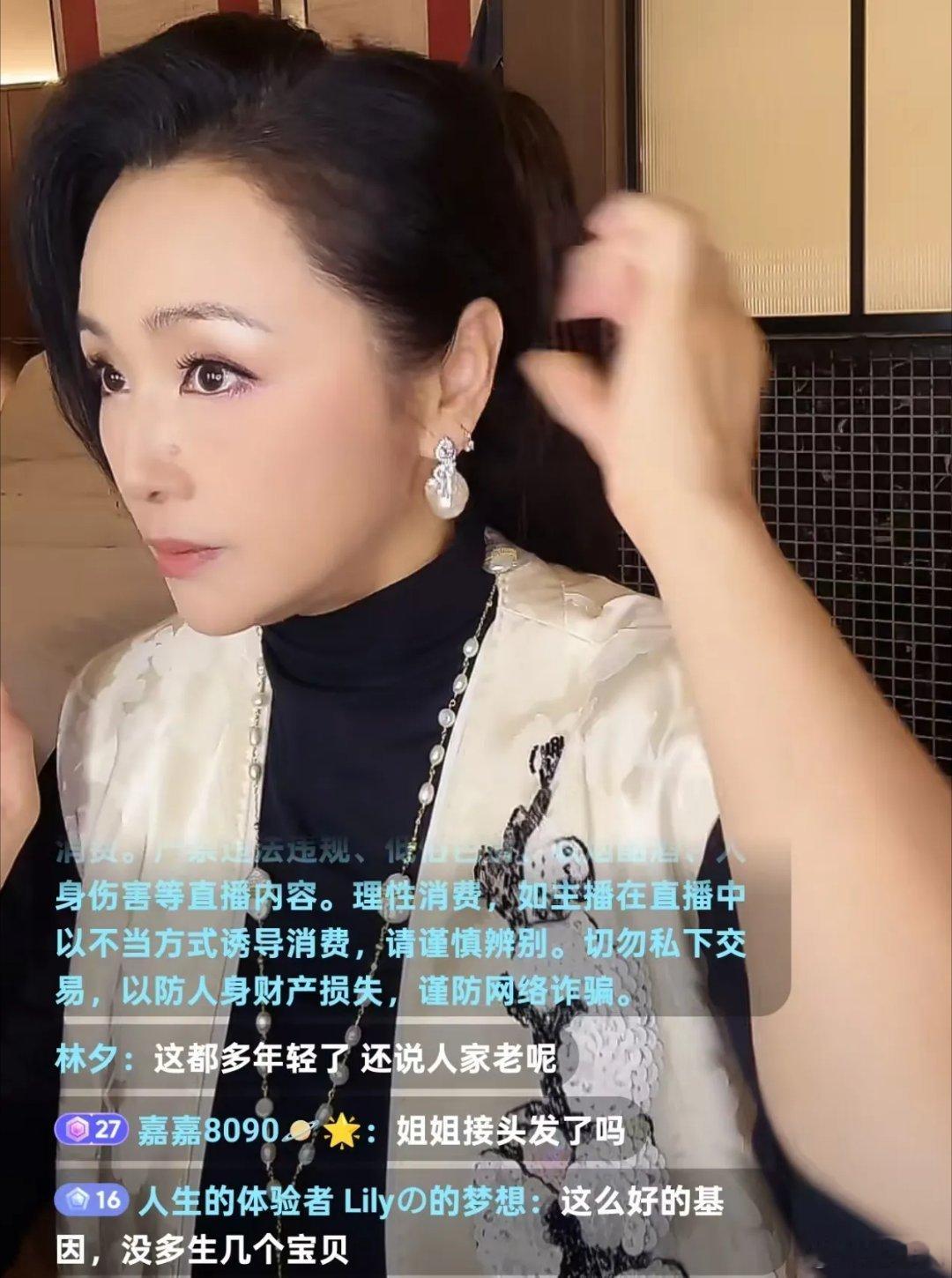 曹颖直播时，有网友问她：“姐姐，你头发怎么保养的，为什么又黑又多？是不是打了逆龄