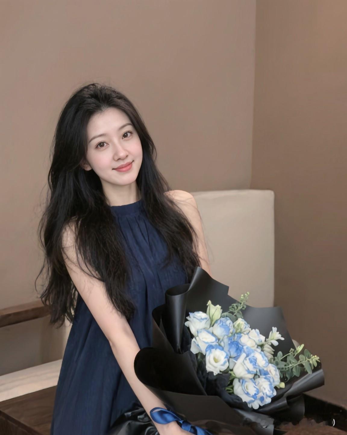 真正打动人心的，
往往不是那些盛大华丽的场面，
而是那些细微却饱含温度的瞬间。是