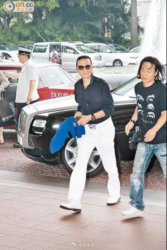 四哥座驾劳斯莱斯古思特，儿子谢霆锋送的，车牌“RR 4”当年就值77万，RR是劳