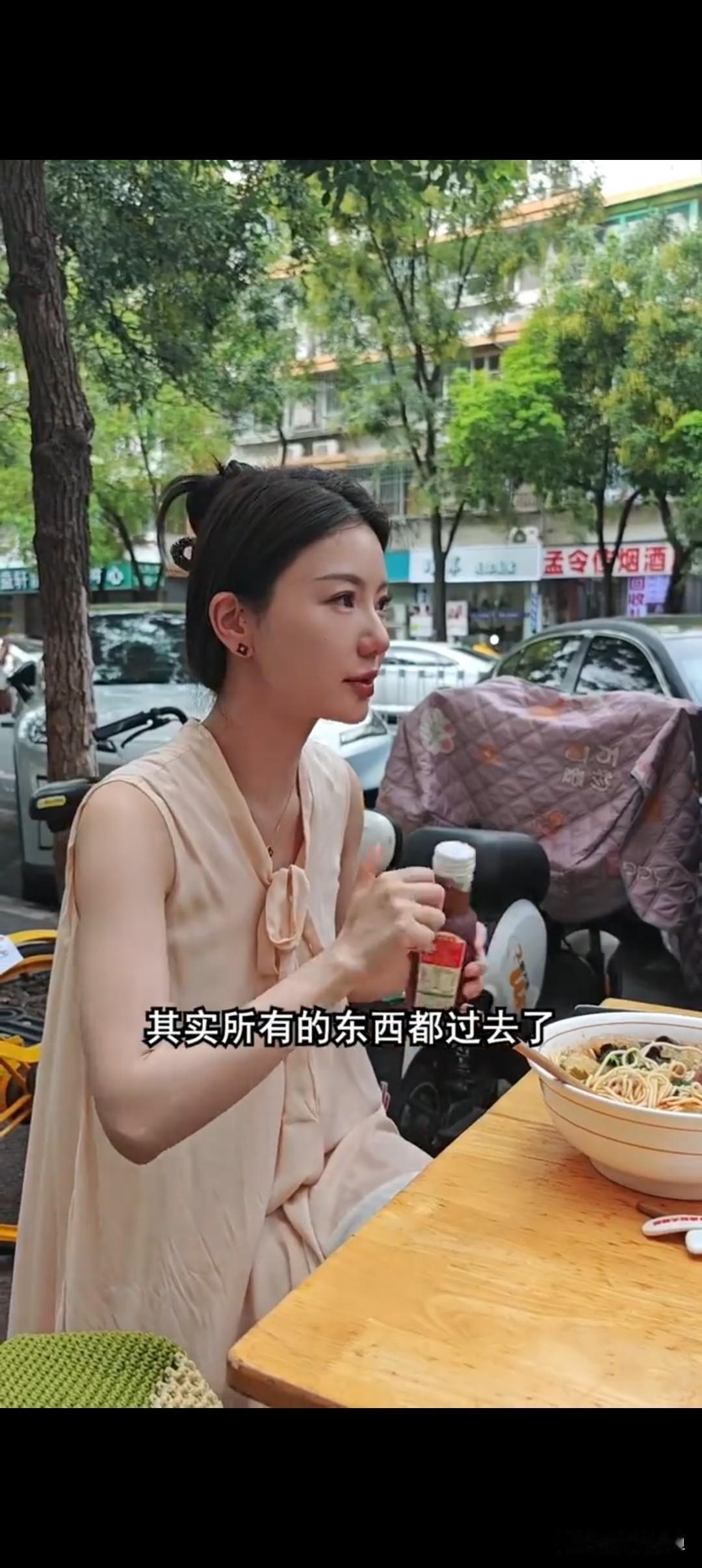网红猴哥说车官宣离婚 登上热搜，引发热议。 昔日镜头前两人互动，尽显甜蜜，曾被不