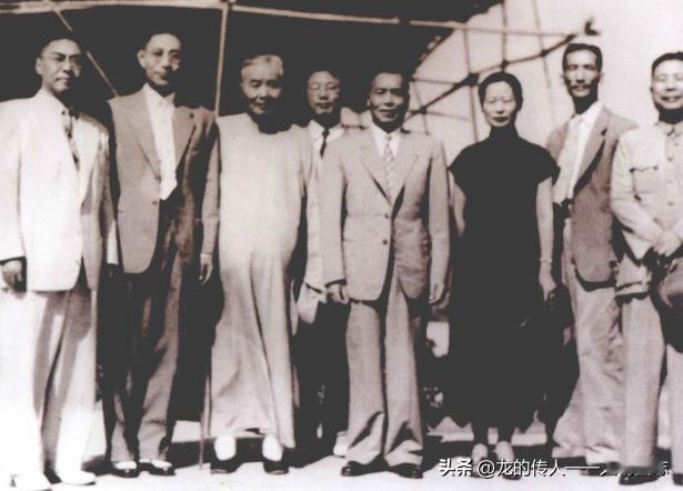 1948年9月，荣德生(左三)同李宗仁夫妇在天元麻毛棉纺织厂留影。