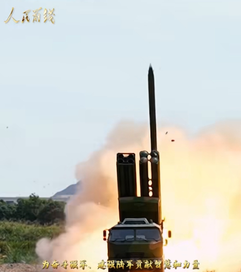 箱式远火300毫米模块和370毫米模块共架状态下发射370毫米卫星制导火箭弹。 