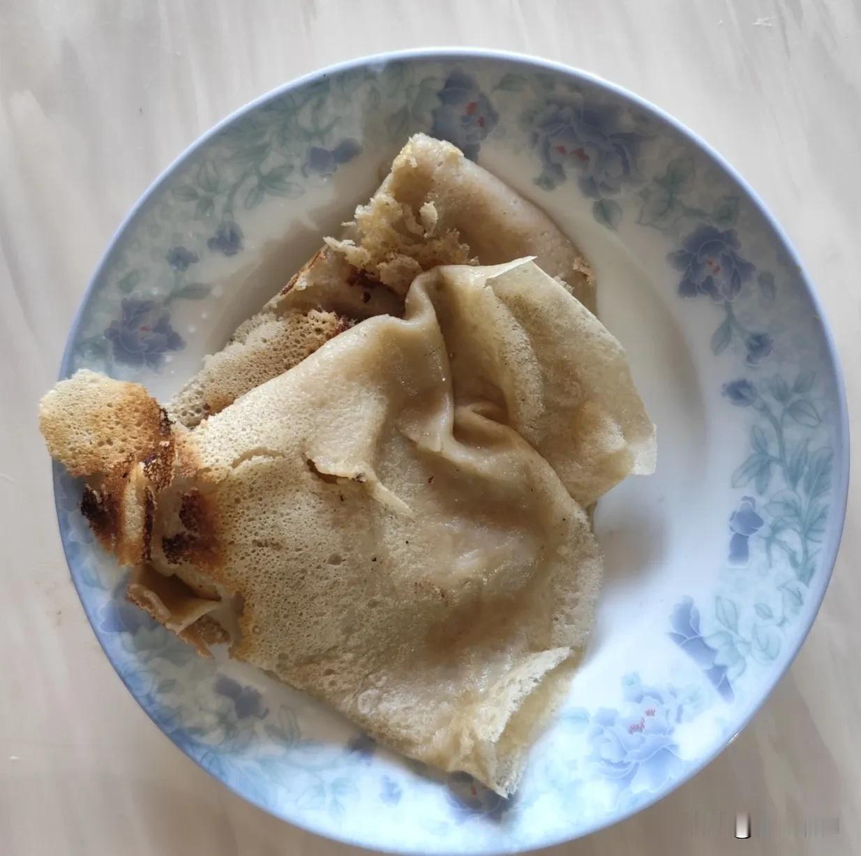 早餐煎饼，咖啡！
自己用红薯粉加鸡蛋摊的饼，味道很一般，对于不会玩面粉的我，能煎