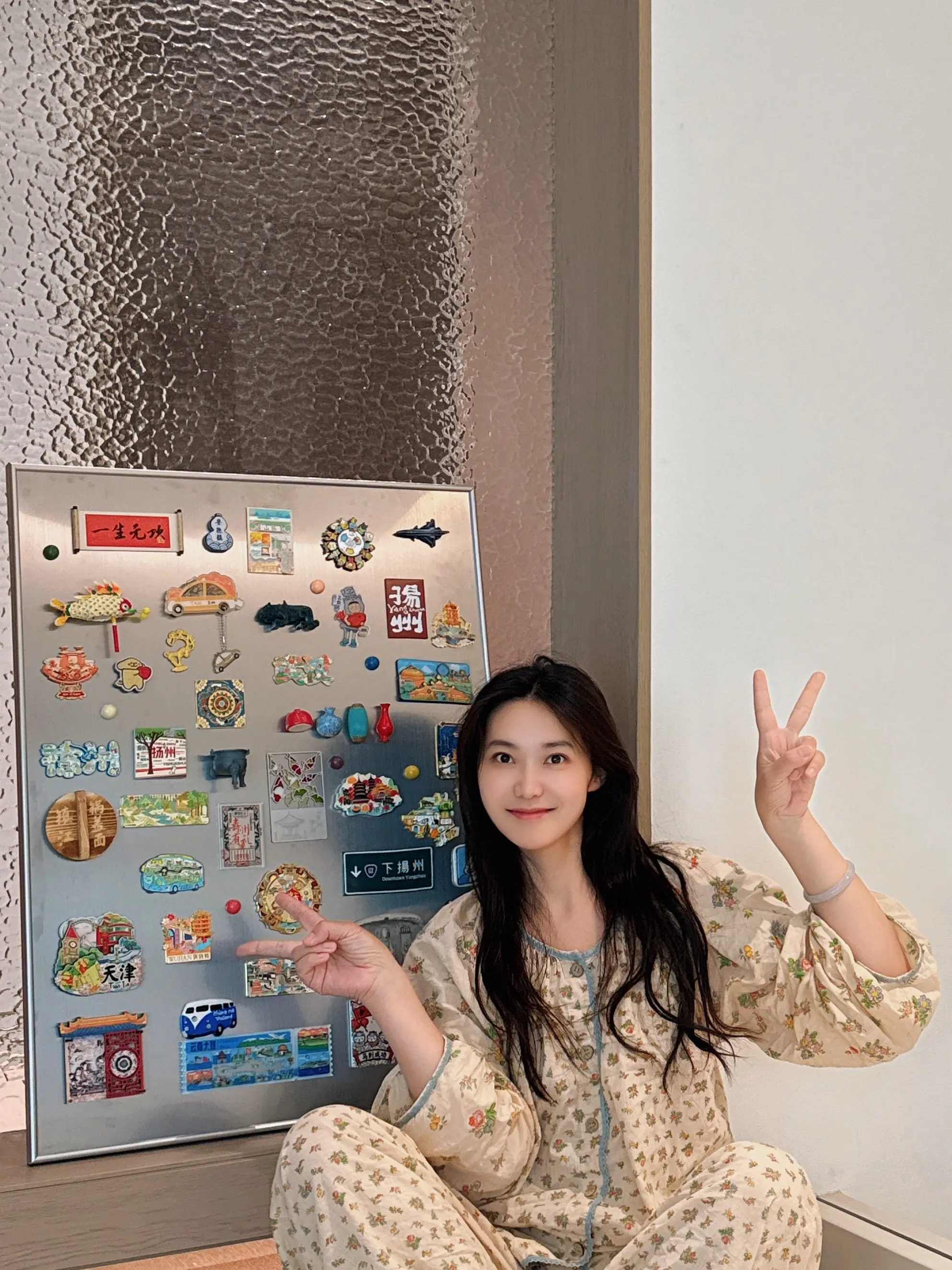 收集了去过的每个城市的冰箱贴 但是只找到了一部分（先凑合贴一下） 你看...