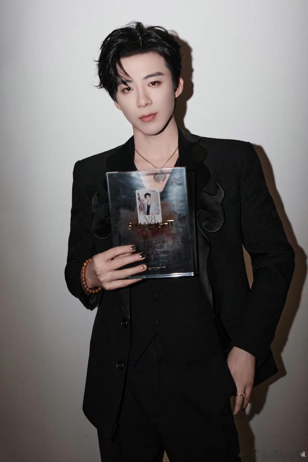 刘宇宁 腊八遇宁哥也太幸福啦！熬粥劈叉转手绢十八般才艺全解锁，唠嗑送祝福还拜了早