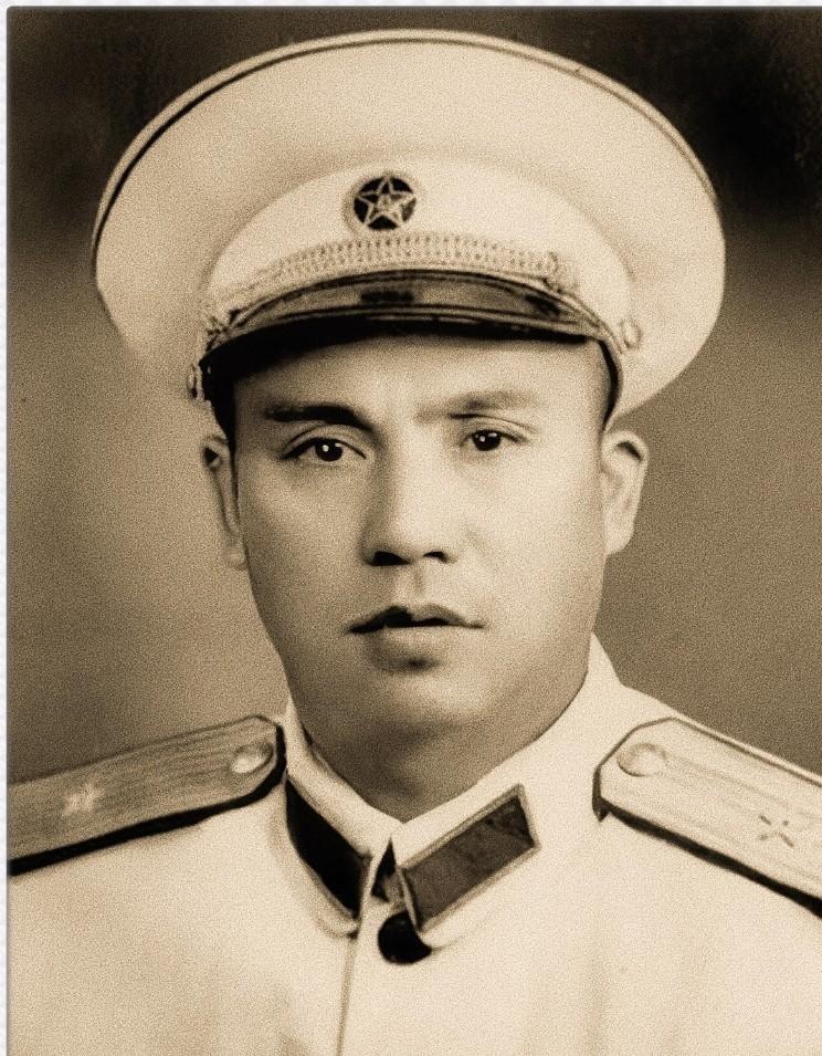 1947年的吉林通化，北风夹着雪粒子，把土坯房的木窗棂砸得震天响。

新婚之夜，