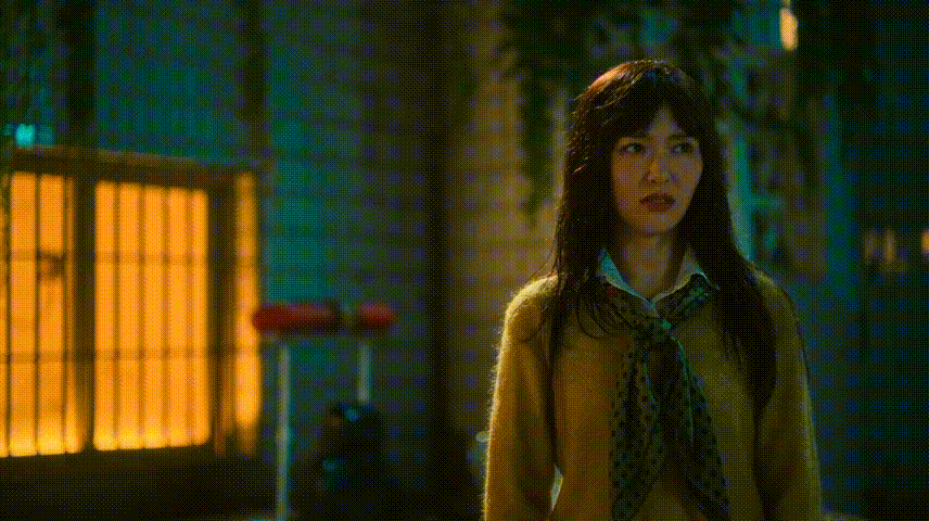 唐嫣曲梦美救英雄家人们谁懂啊！90年代火车站这幕直接封神，曲梦听见有人要卧轨，不