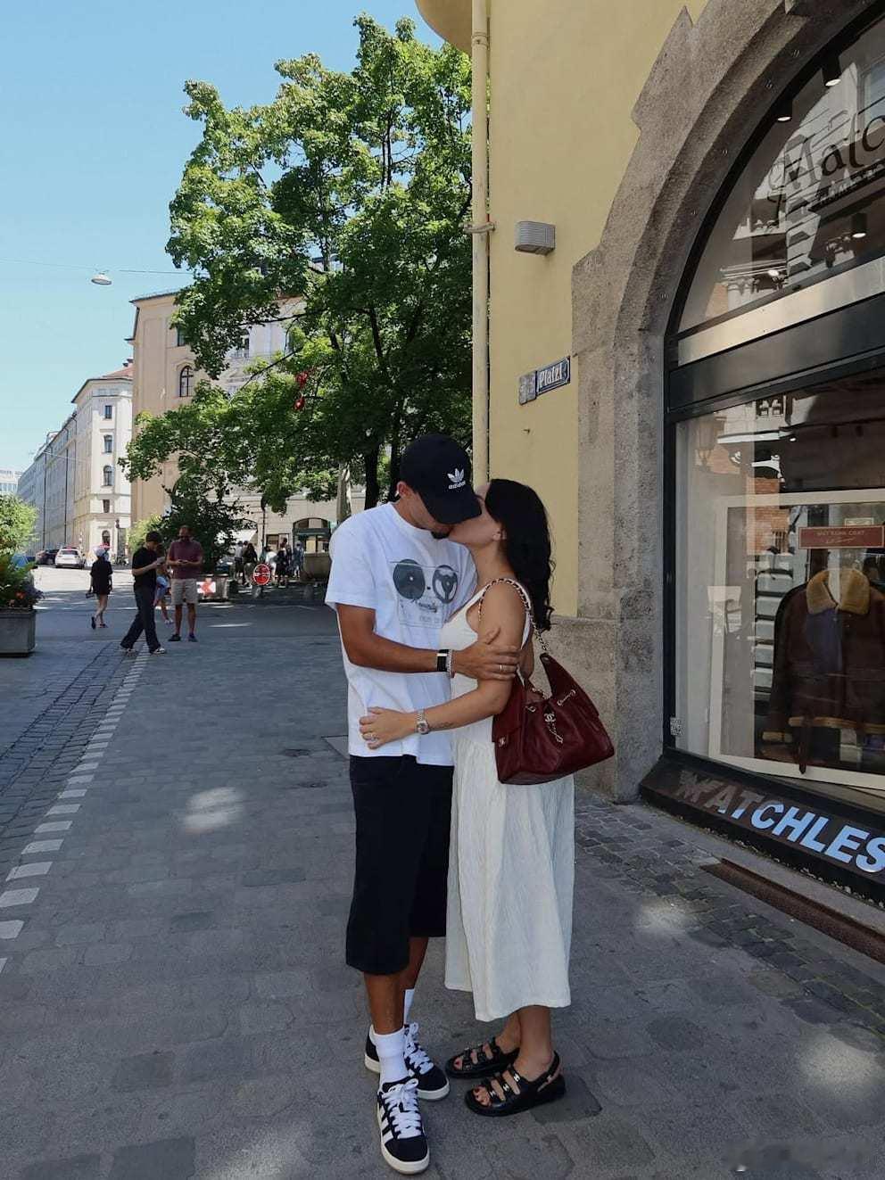迪亚斯在慕尼黑接头被街拍……话说光是看照片吓我一跳，还以为是萨内…… ​​​
