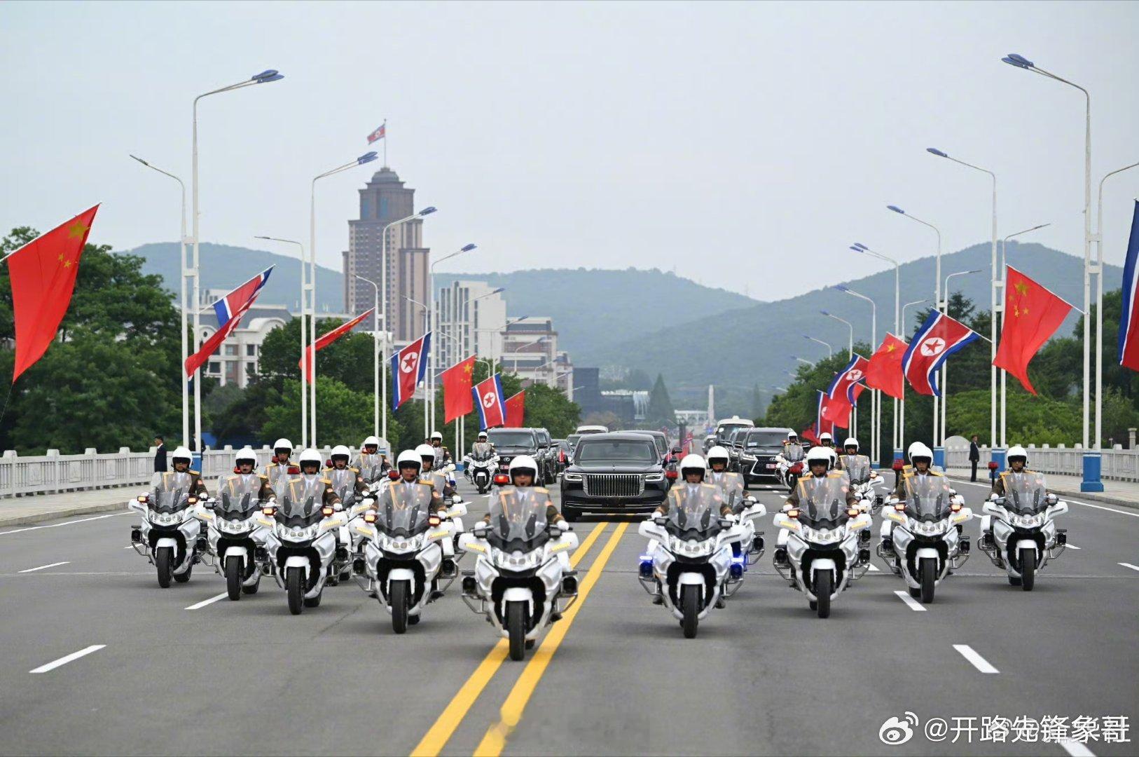 金正恩夫妇前往机场送行有网友说：恰逢《中朝友好合作互助条约》65周年，此次访问圆