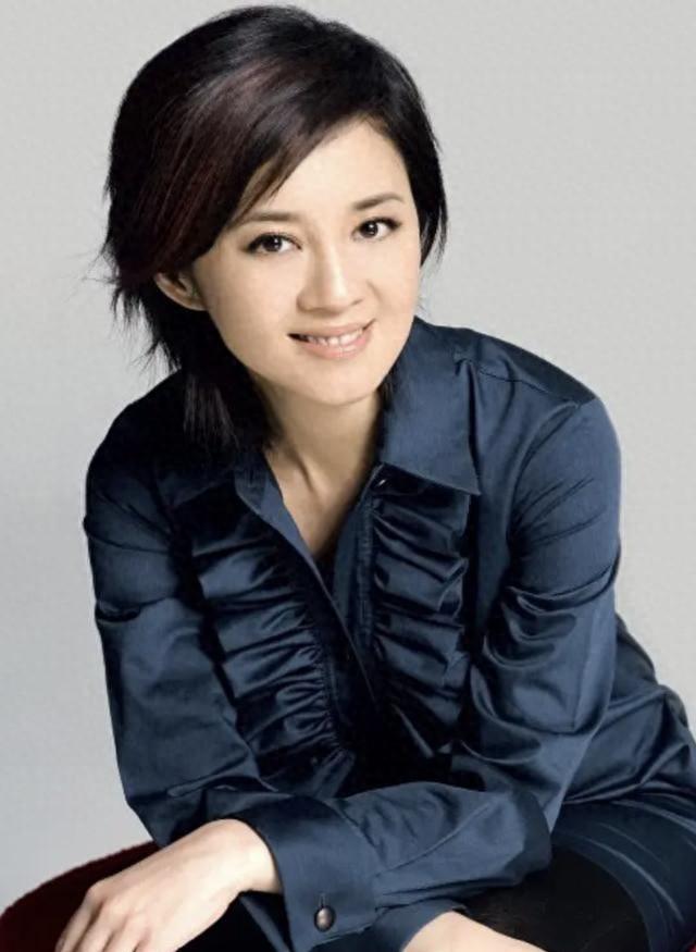 [微风]主持人许戈辉：怀孕嫁给二婚的富商，结婚21年，她真的幸福吗？
 
许戈辉