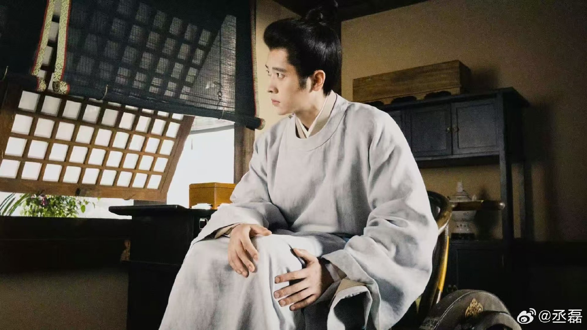 丞磊今日份墨修尧丞磊站起来但没完全站起来版 丞磊站起来但没完全站起来版 