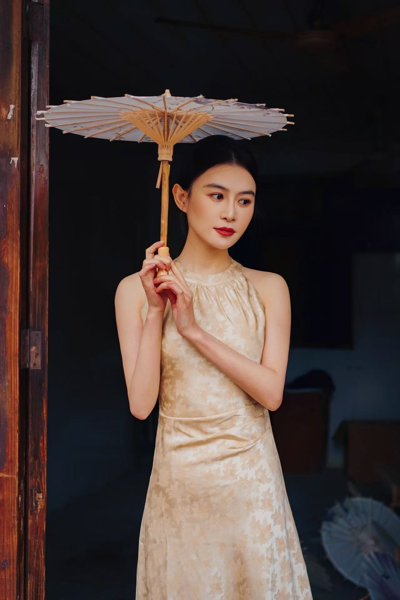 刘子鹤这组写真太有画面感了！漫步古巷，杏色旗袍衬得身姿婀娜，素伞遮半面，笑容却明