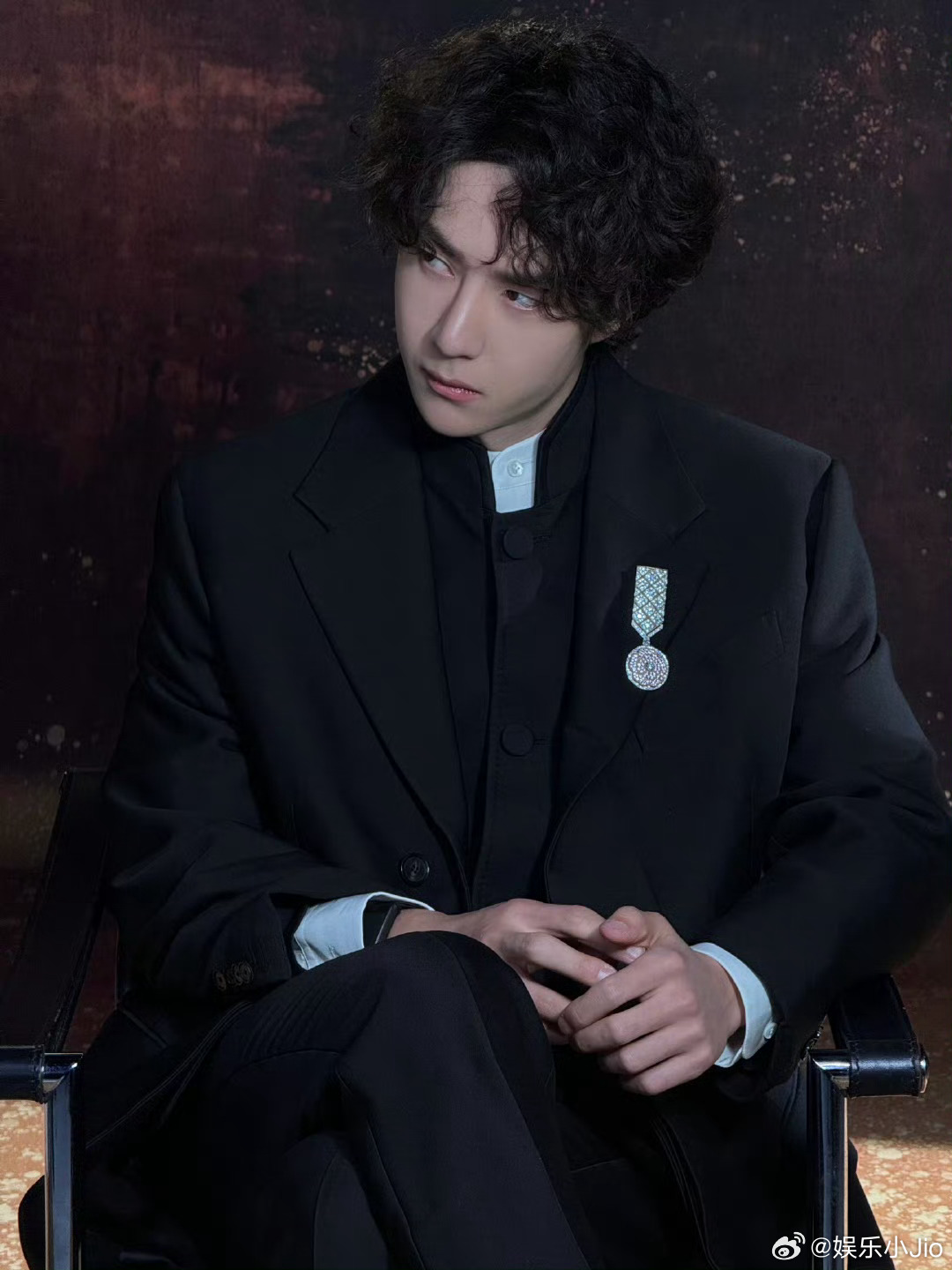 王一博微博之夜两套造型，一套黑色西装，一套蓝色外套加透视内搭，这两套的画风也差太