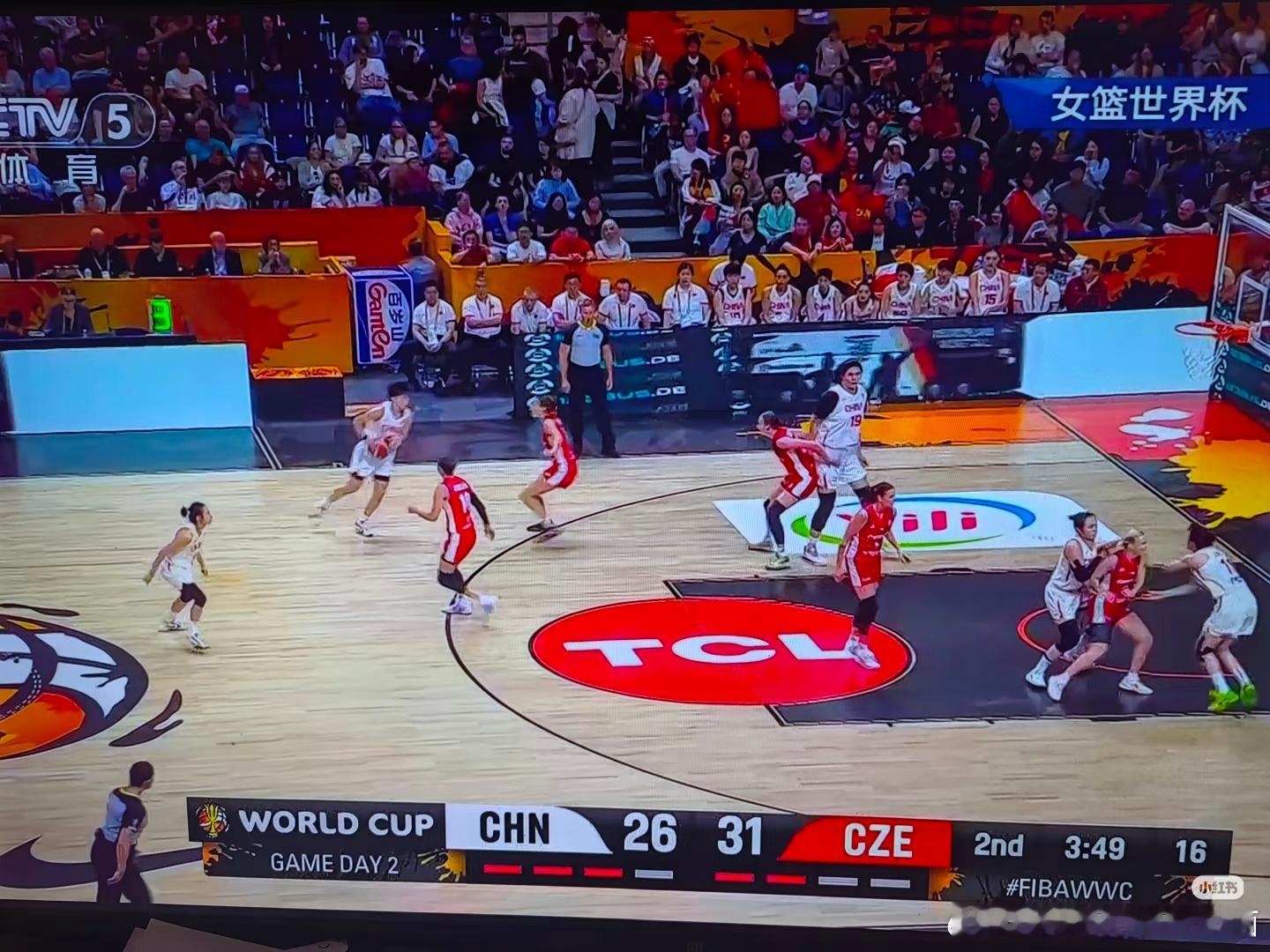 中国女篮投篮失准看的真是太憋屈了，所有人员投篮手型都不对，好不容能上篮了球进不去
