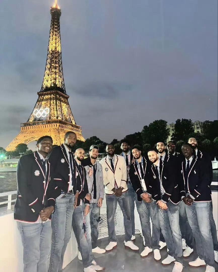 美（亿）国（万）男（富）篮（翁）合影，杜兰特气质依旧独特[偷笑][偷笑]#美国男