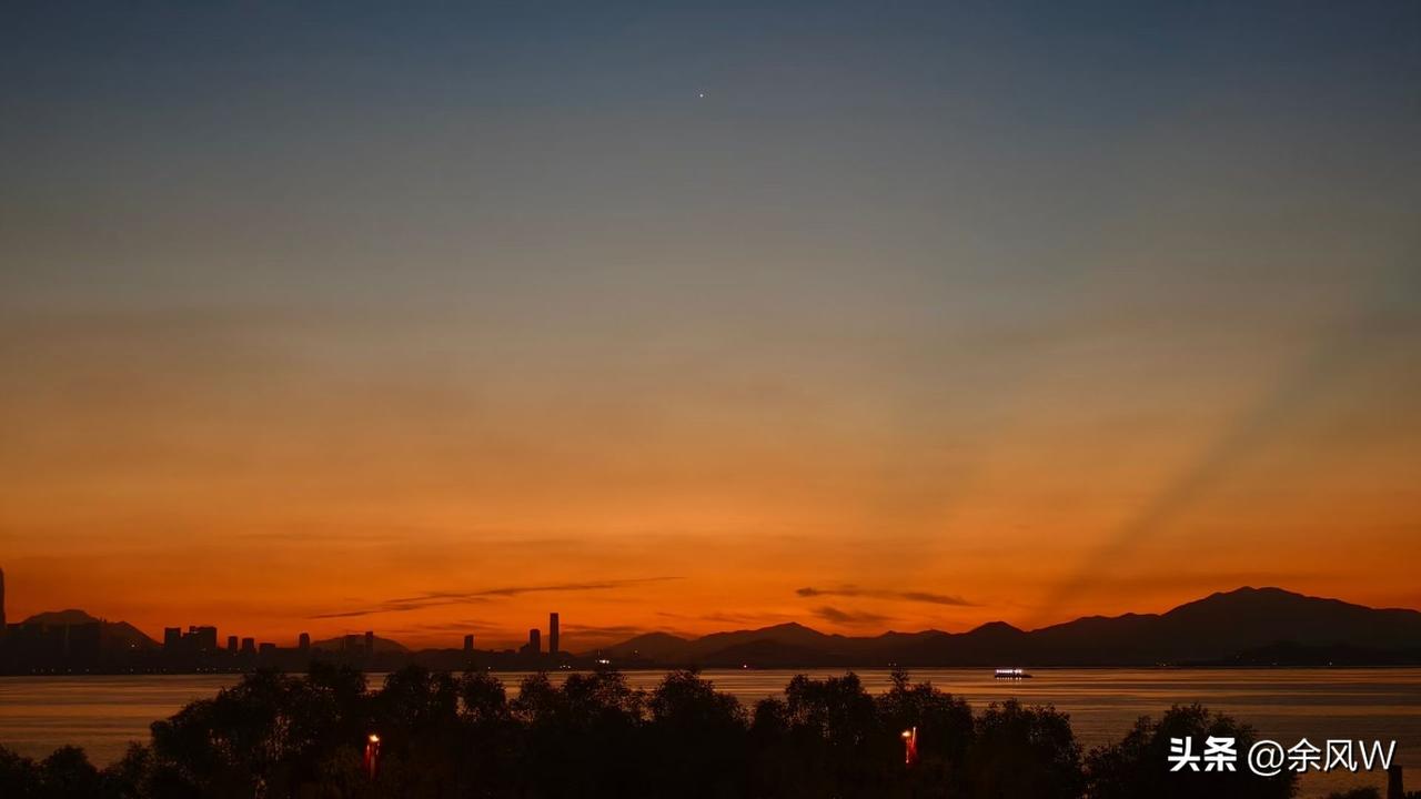 国庆出游风景照太阳冉冉升起，又是美好的一天！