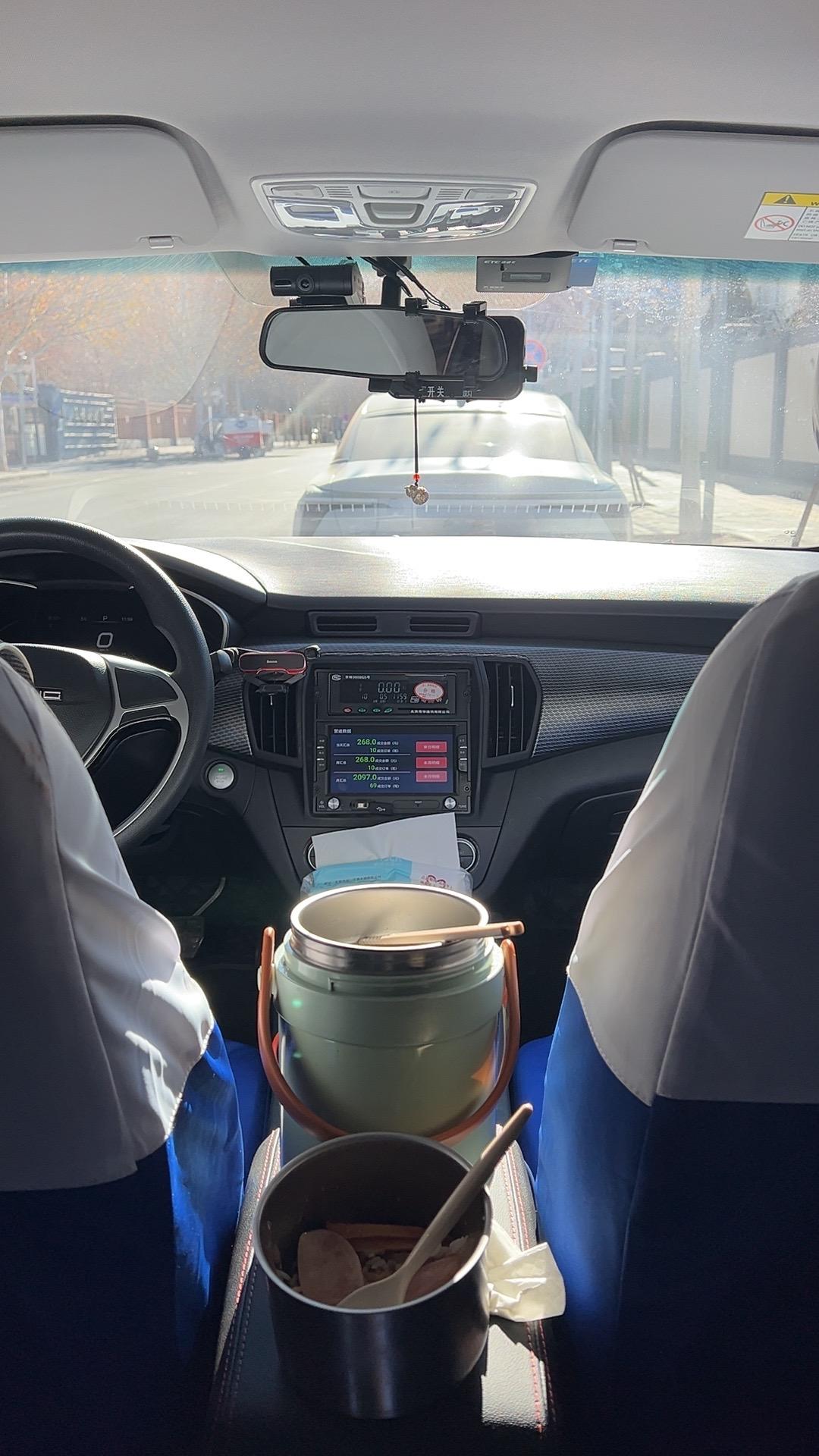 出租车 城市出租车生涯入口 第一视角 生活很累但要继续 该来的都在路上早晚会苦尽