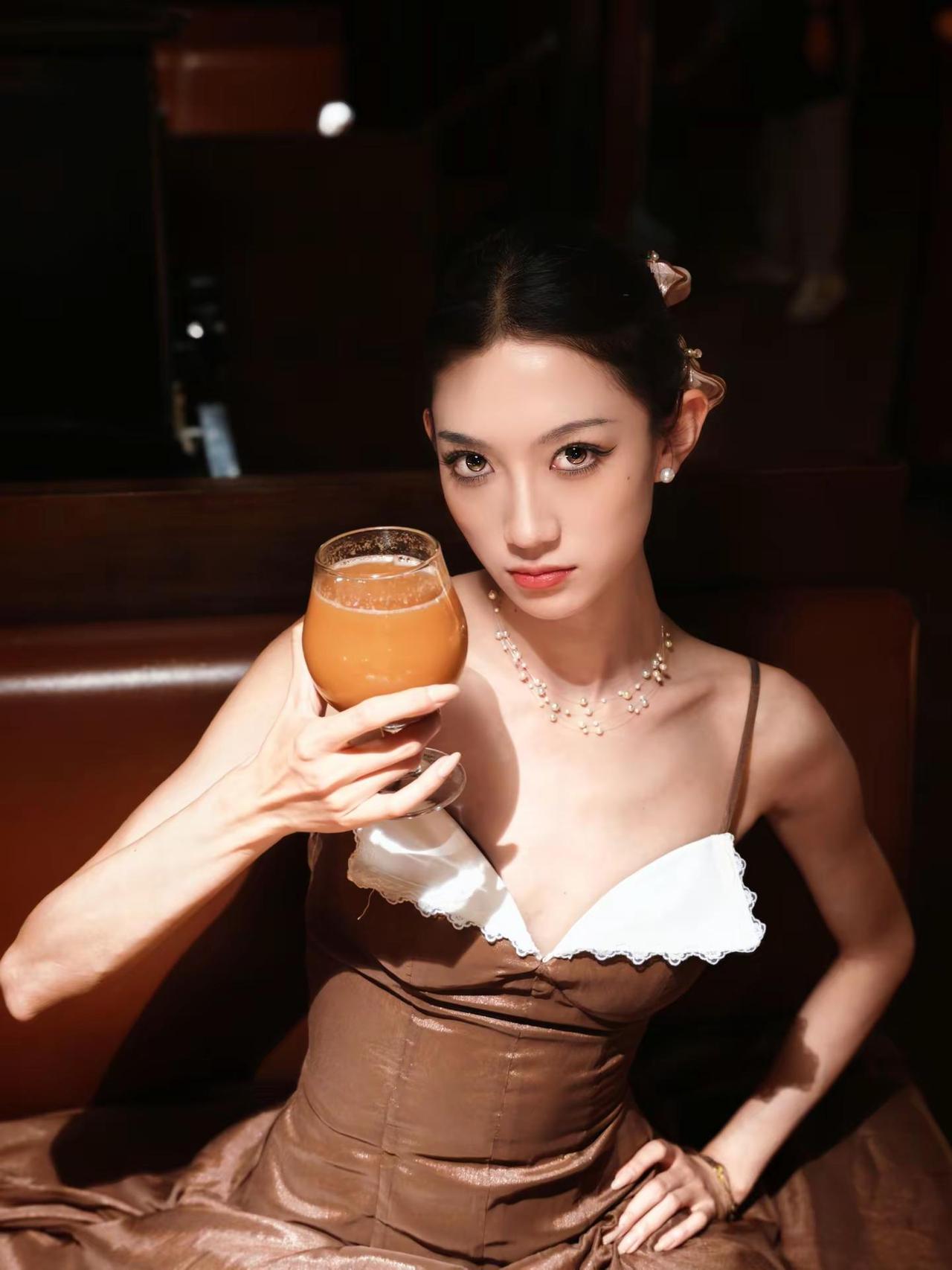 危险还是思念🤔。女明星下班后又微醺上了