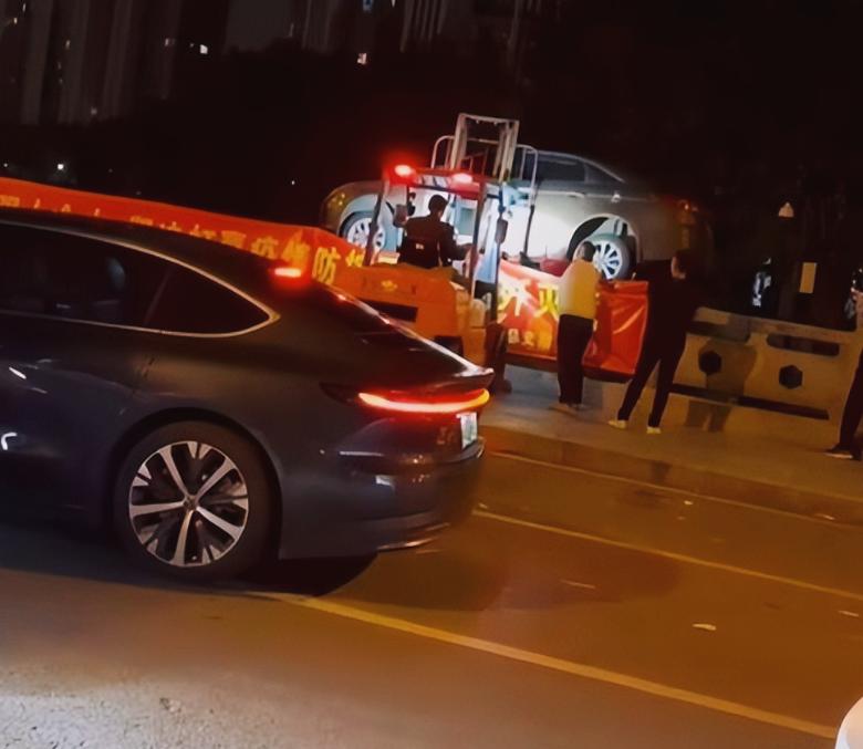 2022年，福建福州，一男子车位被占，便主动和车主友好沟通，让其把车挪走，对方拒