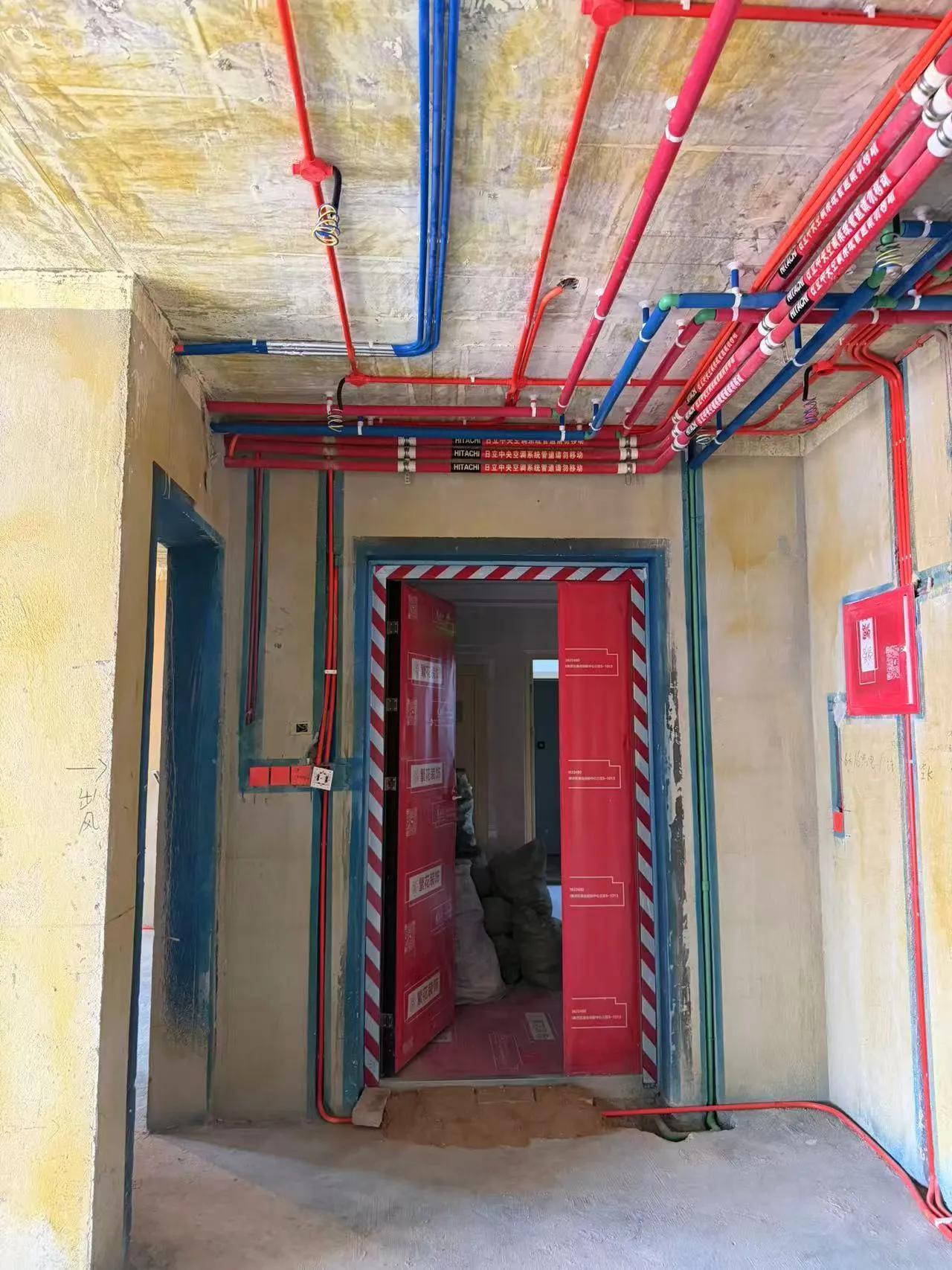 今天设计师跟一个9月底交房的业主谈方案，现在都是急着住房。
这个业主想在交房之前