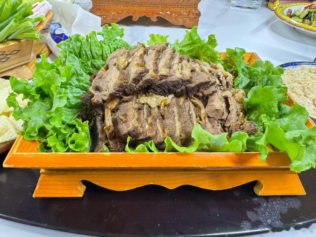 察哈尔右翼后旗，牧民家里的晚餐。本以为只是吃顿便饭，结果羊排、羊头、羊肚、羊血肠