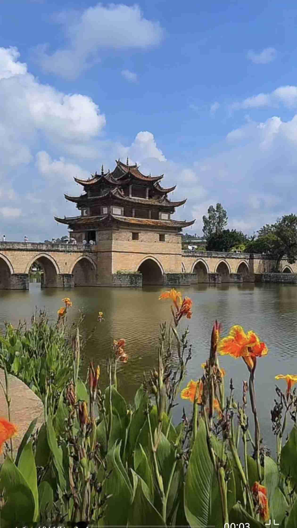 今天天气，多云，气温18度至28度，西北风1级，空气质量优。

适合出游，穿半袖
