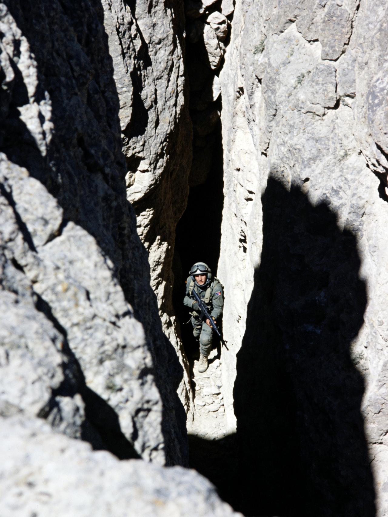 被营救的美军飞行员藏在山脊高处的一个山缝里，除了美国中情局之外，几乎不可能有人找