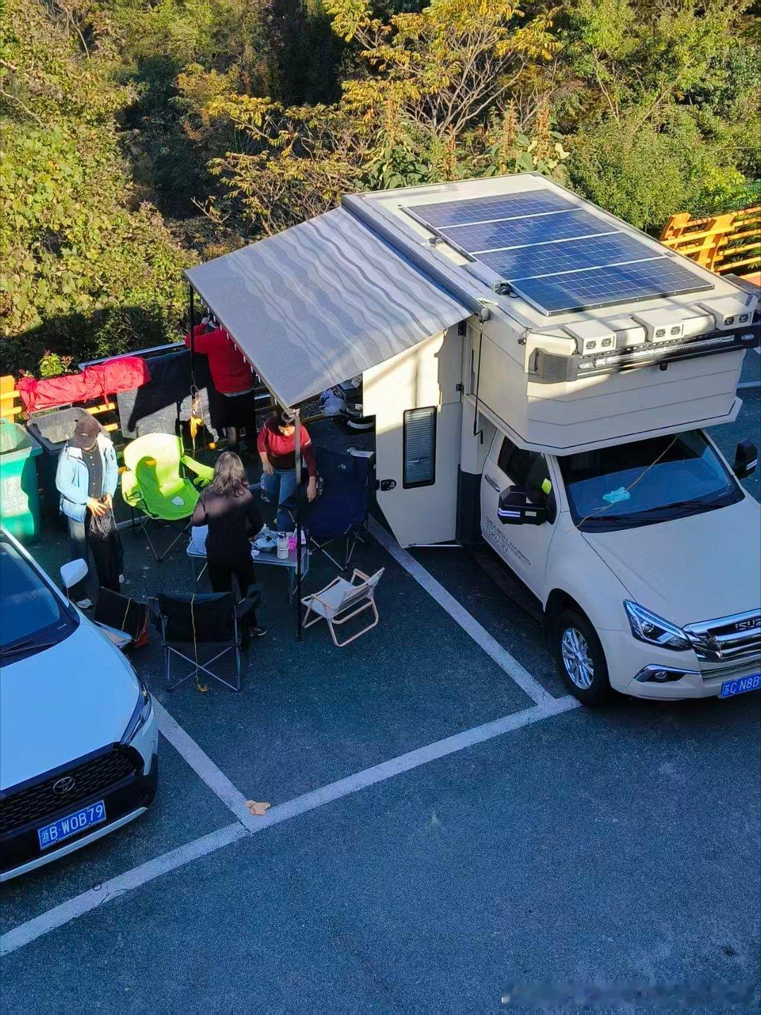 老铁们昨天晚上去四明山露营他们总是能把普通日子过的非常开心年糕面条鸡蛋非常普通但