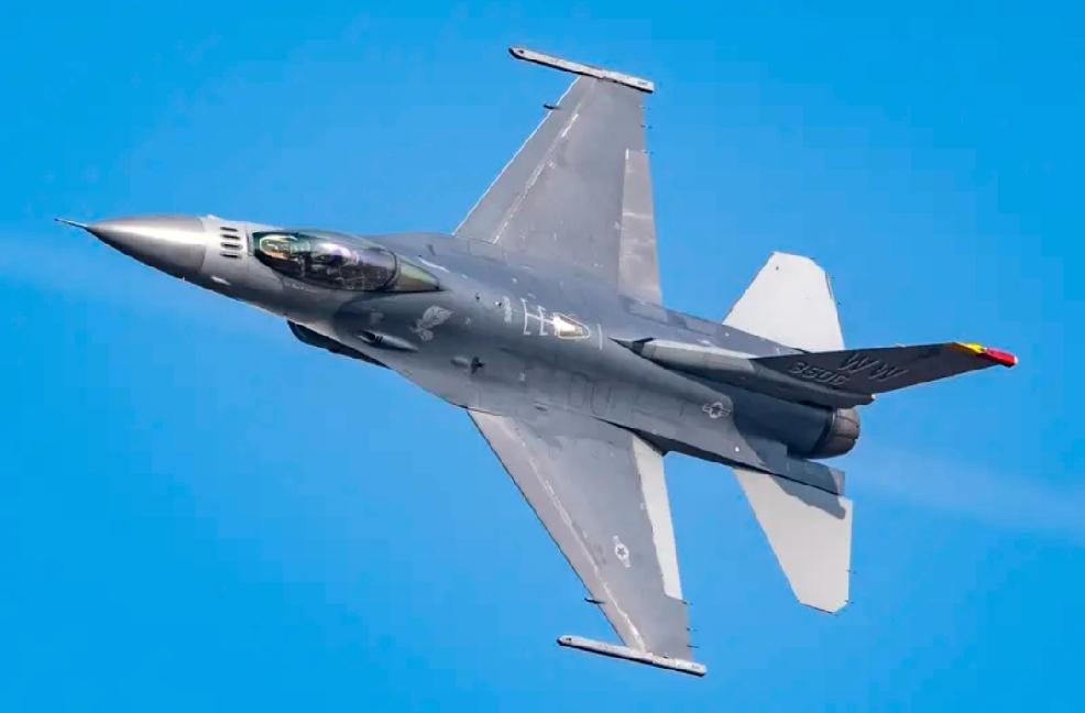 【美国空军“雷鸟”飞行表演队一架F-16C型战斗机3日在加利福尼亚州一处荒漠坠毁