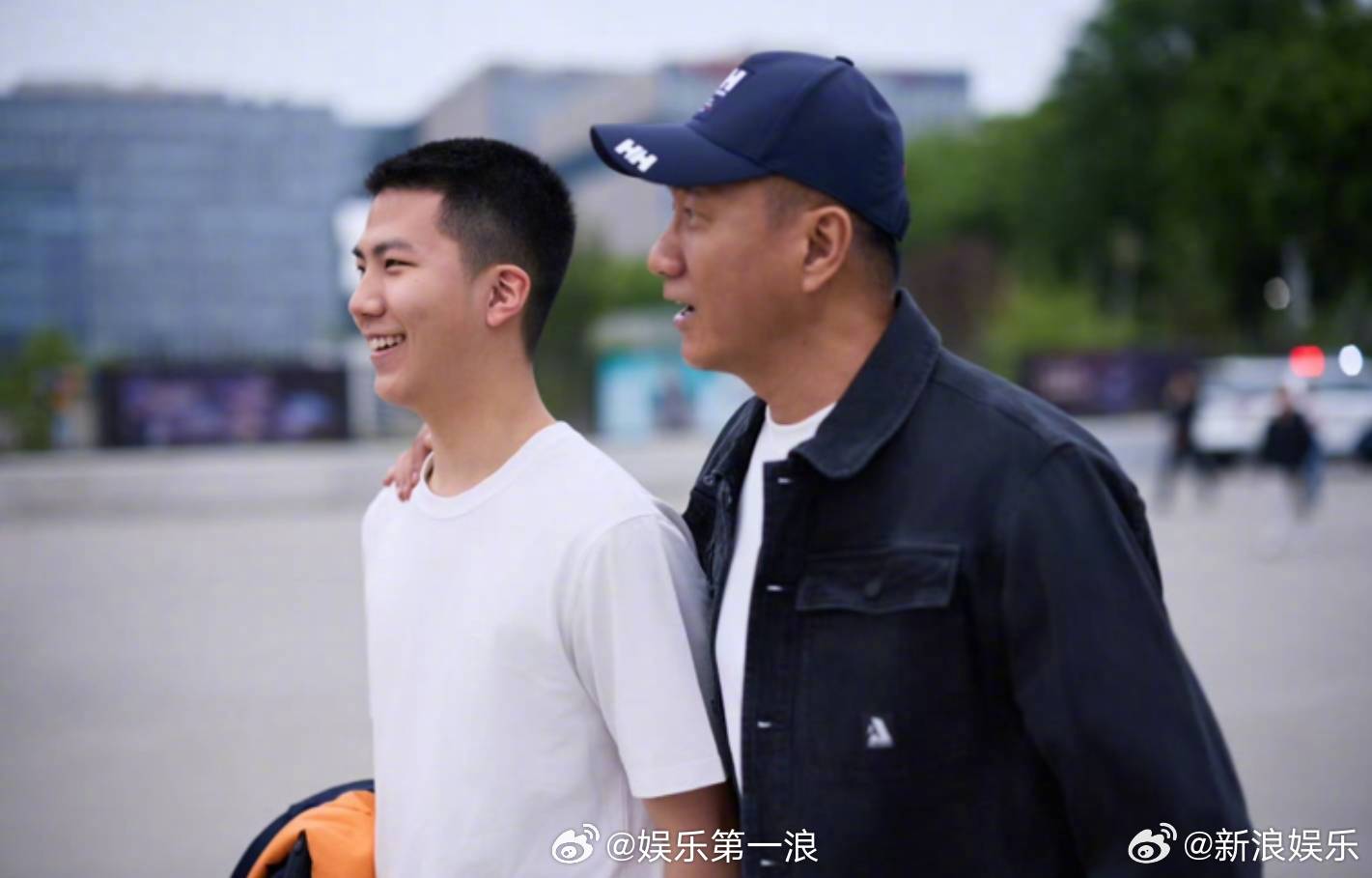 胡军说不干预儿子的选择胡军说康康有报效国家的愿望 近日受访时谈起儿子康康，他说从