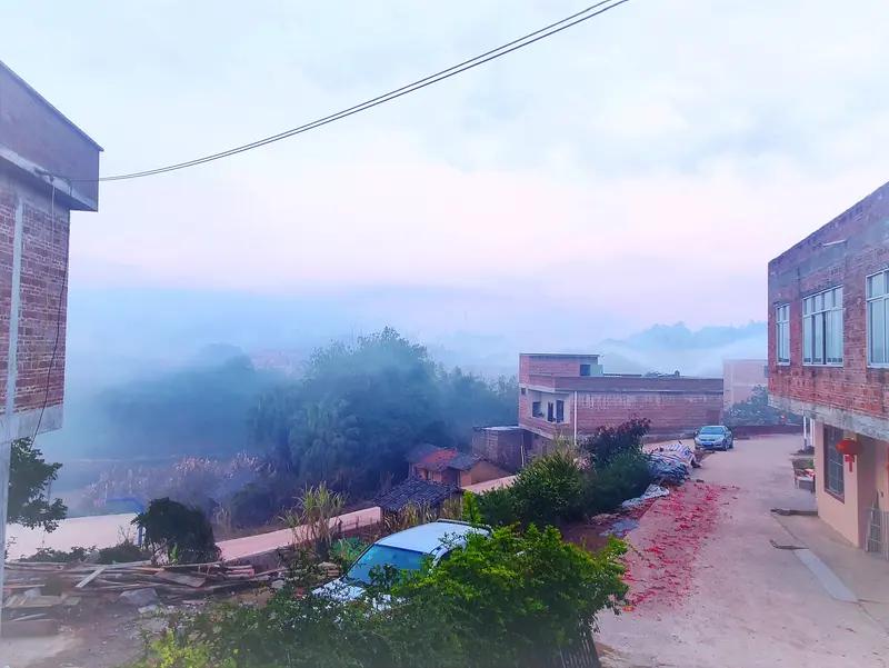 大年初九，在海南看太阳升起时那一点点火烧云，颇有“早霞不出门”的韵味。
很多人觉