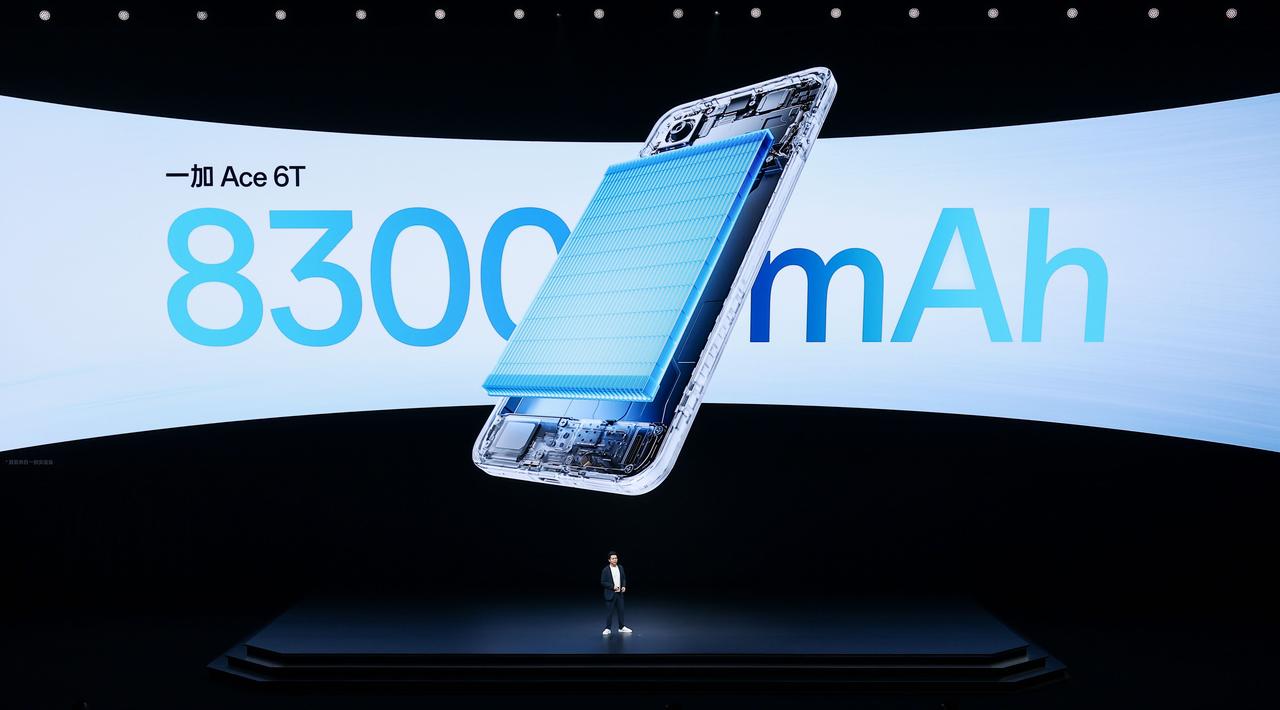 配备8300mAh超大电池，还支持100W超级闪充，这个配置真没得说，很强。