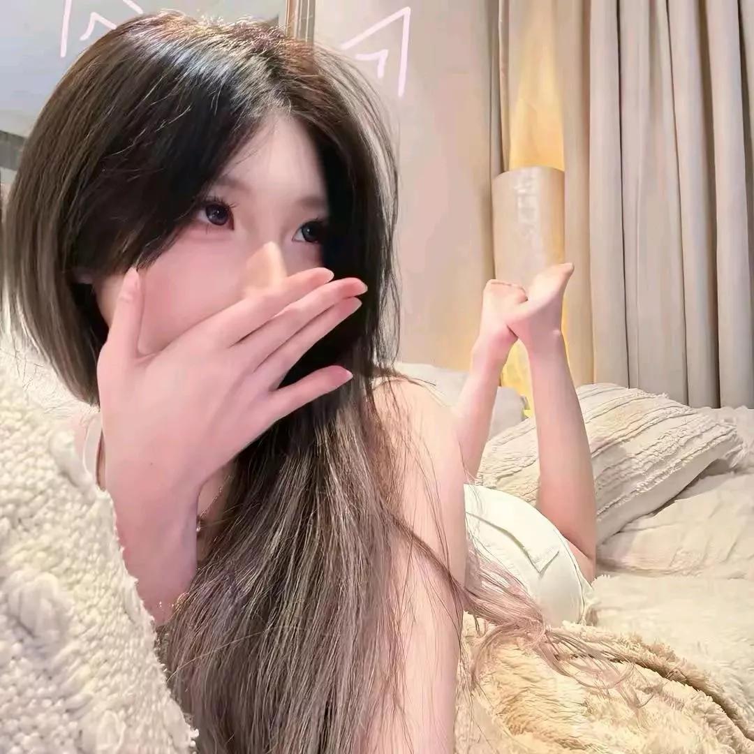 慵懒的早晨，温柔的阳光洒在床上，我在这里等你。温柔小憩 来累了就睡觉觉 懒懒的我