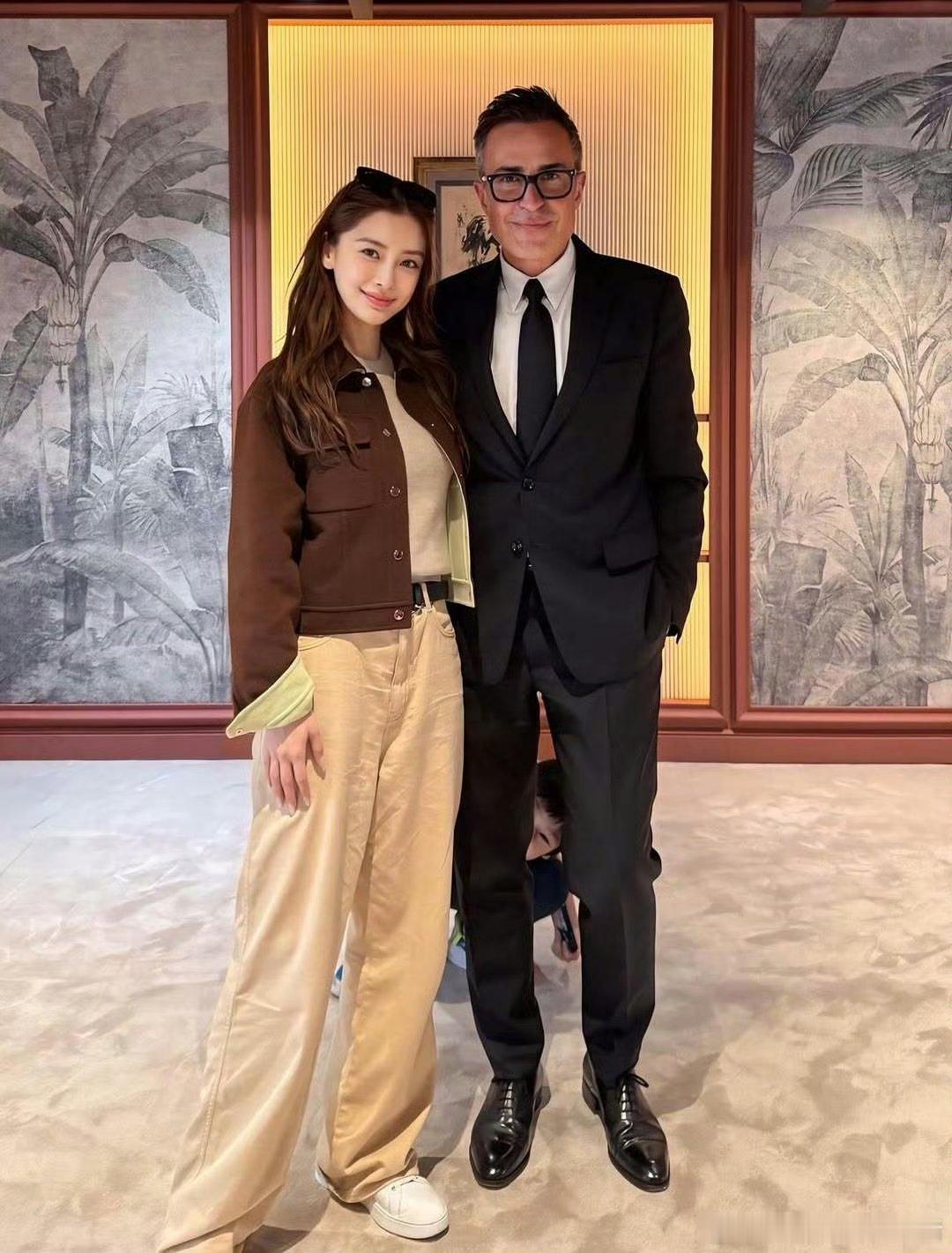 小海绵拍摄的Angelababy 与爱马仕总监合影 ​​​