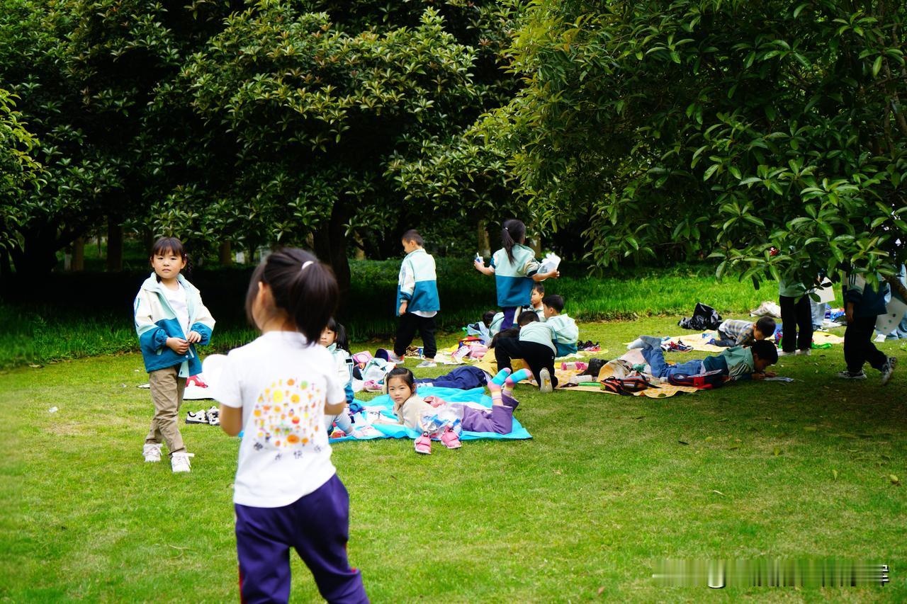 孩子在公园内游玩的目的是什么?孩子在公园游玩，最重要的目的就是亲近大自然。

在