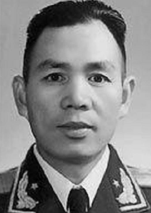 1993年，丁盛少将乘坐公交车买菜，售票员让他付7毛票钱，丁夫人抱怨：“还不如付