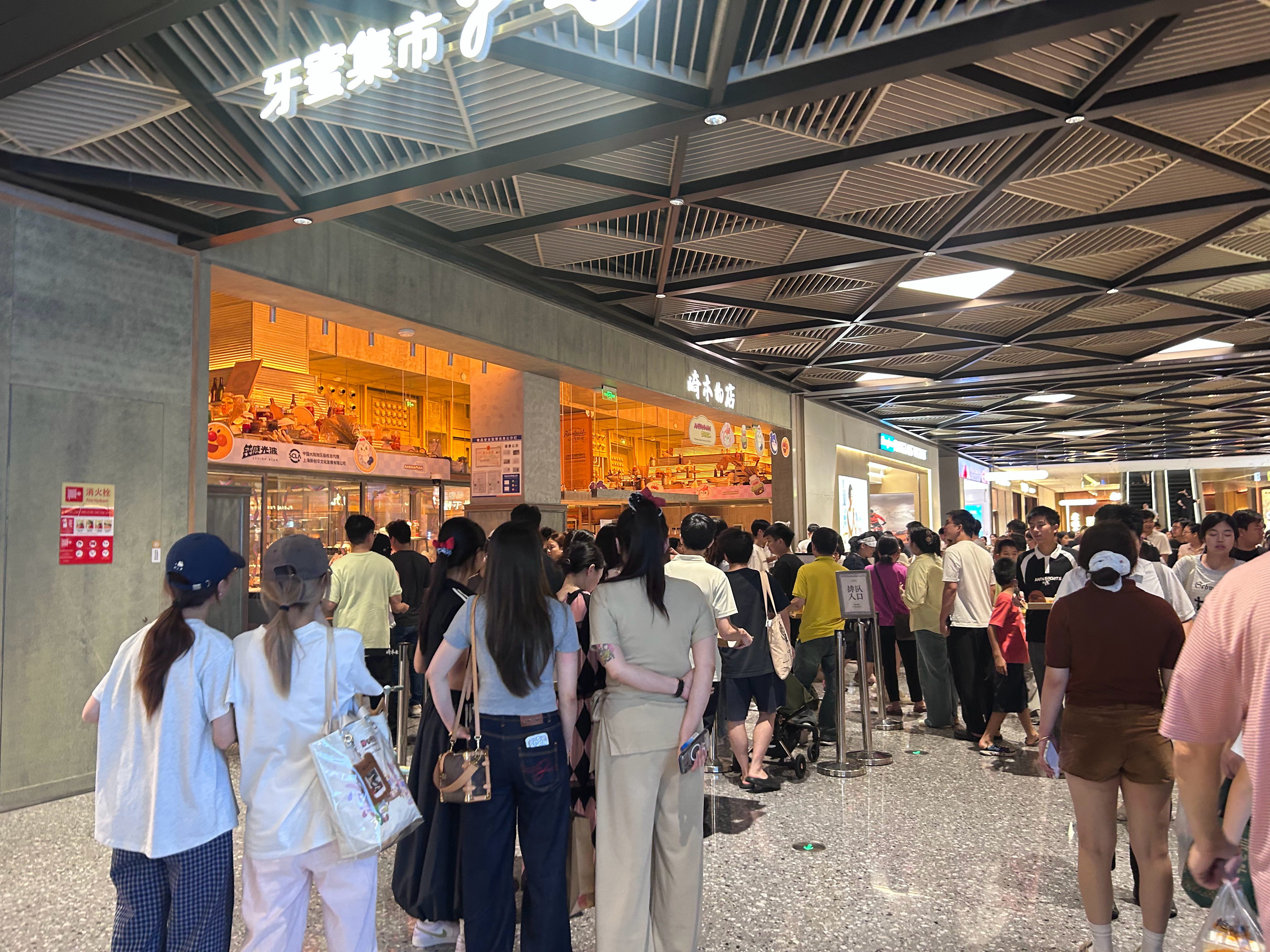 每天跟墩诺讨论的话题都好多我们会去讨论一家面包店为什么大排长龙、为什么这么受欢迎