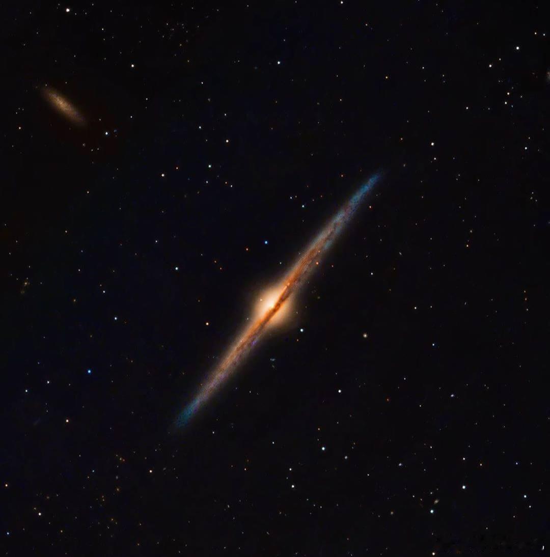 NGC 4565：从侧面看到的星系！由于其纤薄的轮廓，它常常被称为针状星系。NG