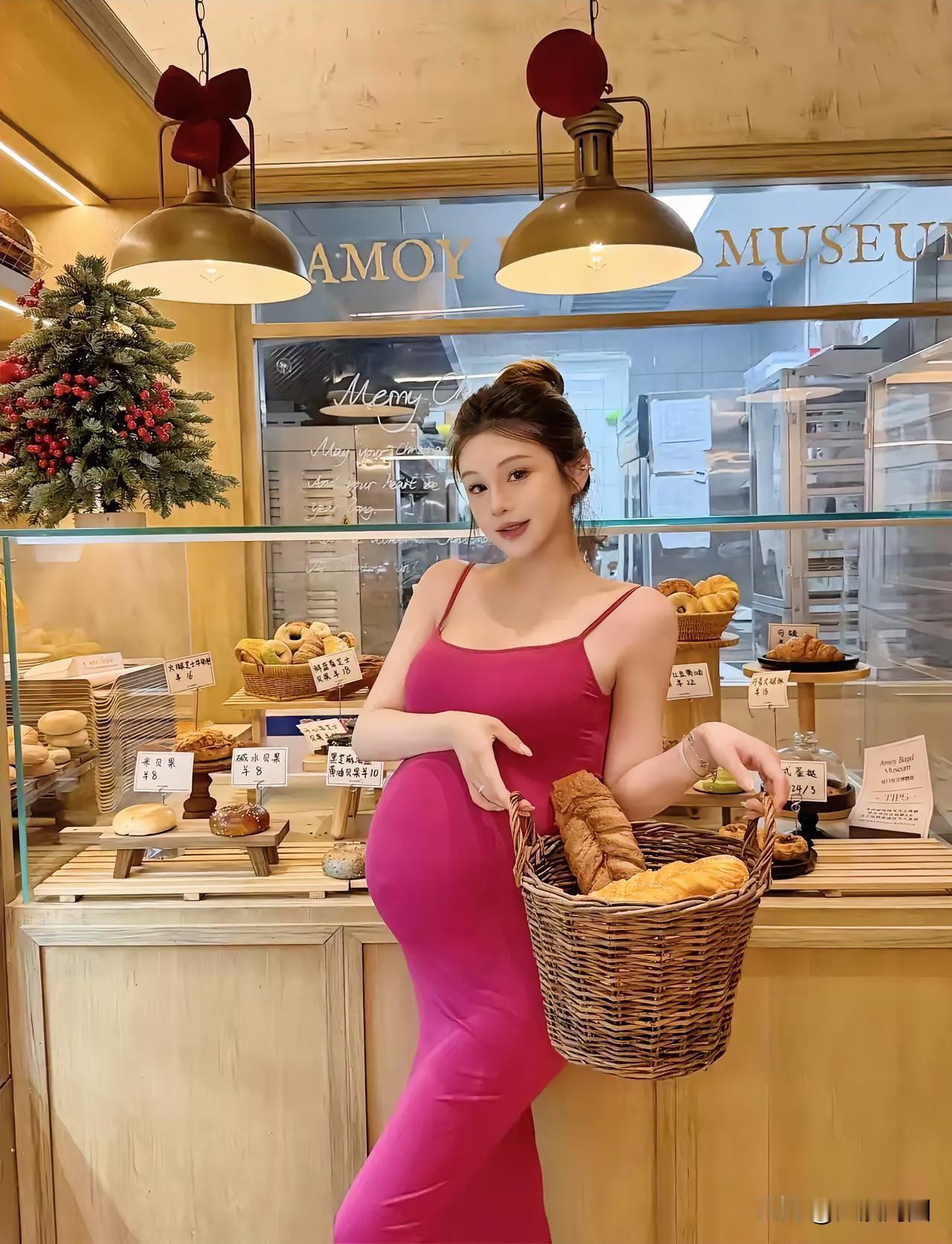 在面包店前，穿红裙的孕妇手拿篮子。